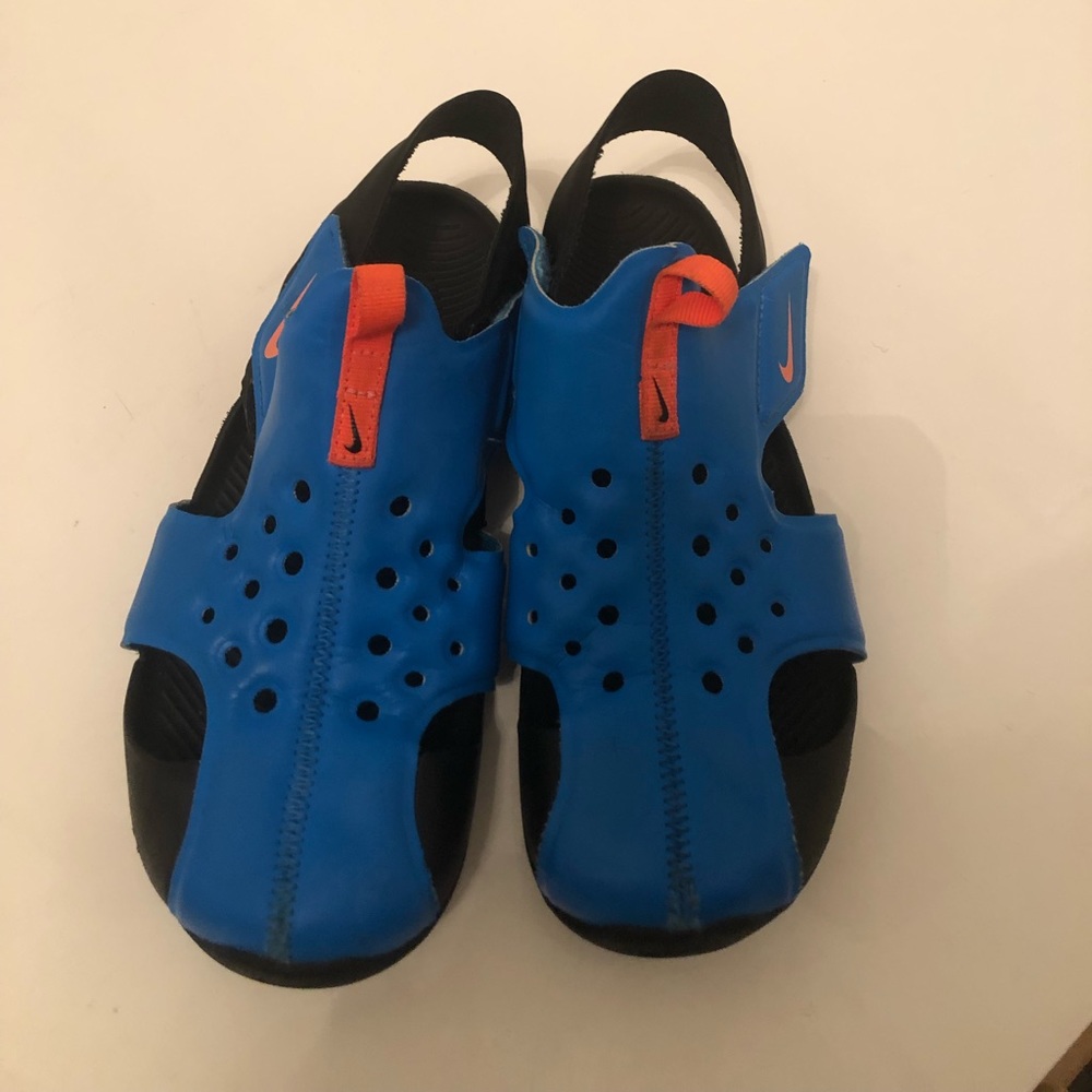 Nike kids water shoes size 3 gently worn